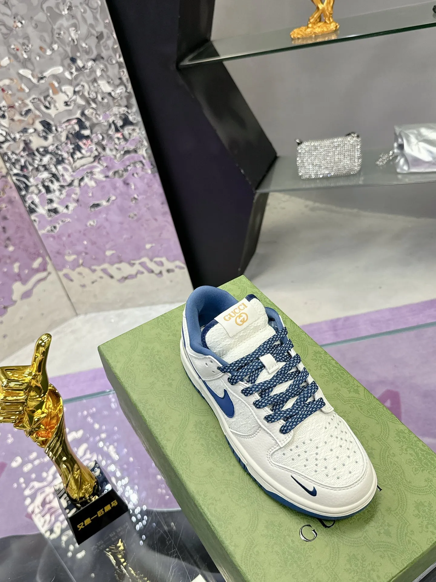Men's shoes 💰580❤️❤️❤️ Gucci co-branded dunk Nike The latest official model 💓Gucci x Nike Dunk SB series 💓 Produced by Foshan Factory. The shoe body is made of off-white canvas as the main color, with an off-white leather frame overlay, making the shoe very versatile. The tongue is embroidered with yellow Gucci words, and the Swooshb on both sides of the shoe body The logo is embellished with sky blue, and the tongue is made of mesh material, which enhances breathability and is very versatile overall. The word Gucci on the lower side of the heel is decorated in 3D, the mini Nike Swoosh Logo on the side of the toe is embellished with sky blue embroidery, and the yellow Gucci brand name is printed on the heel to highlight the joint identity. Finally, an aged oxidized midsole and a blue outsole complete the overall design. Size: 35-45 Full set of Gucci packaging